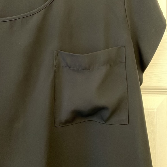 🛍️ 2/$20 Short sleeve blouse - Picture 2 of 4